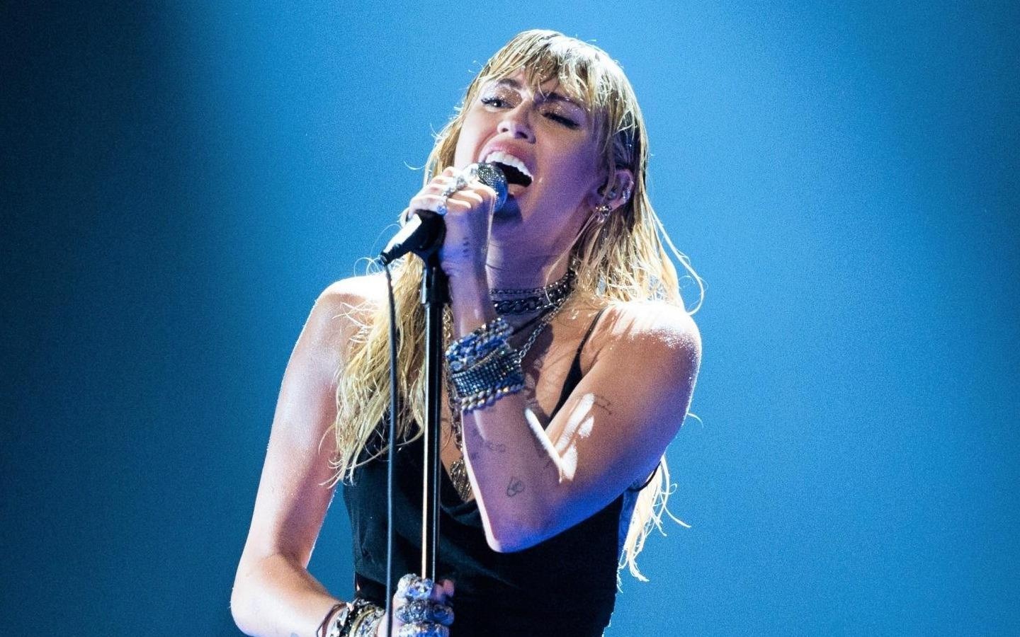 Miley Cyrus xuc dong khi hat ve tinh yeu do vo voi Liam Hemsworth hinh anh