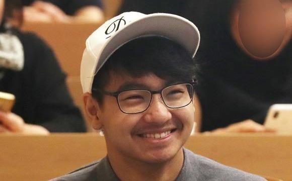 Con trai Angelina Jolie vui ve trong ngay khai giang o Han Quoc hinh anh