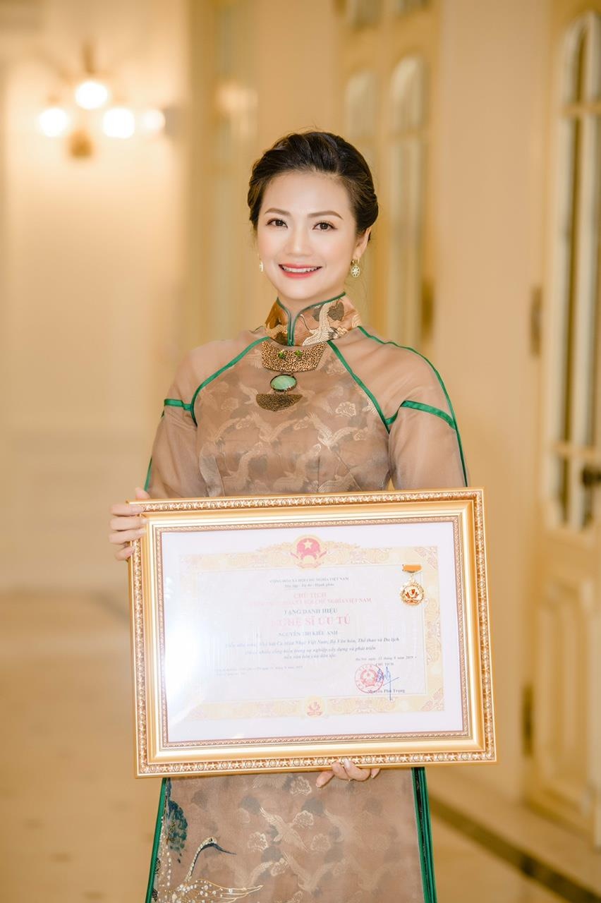Kieu Anh nhan danh hieu NSUT anh 2