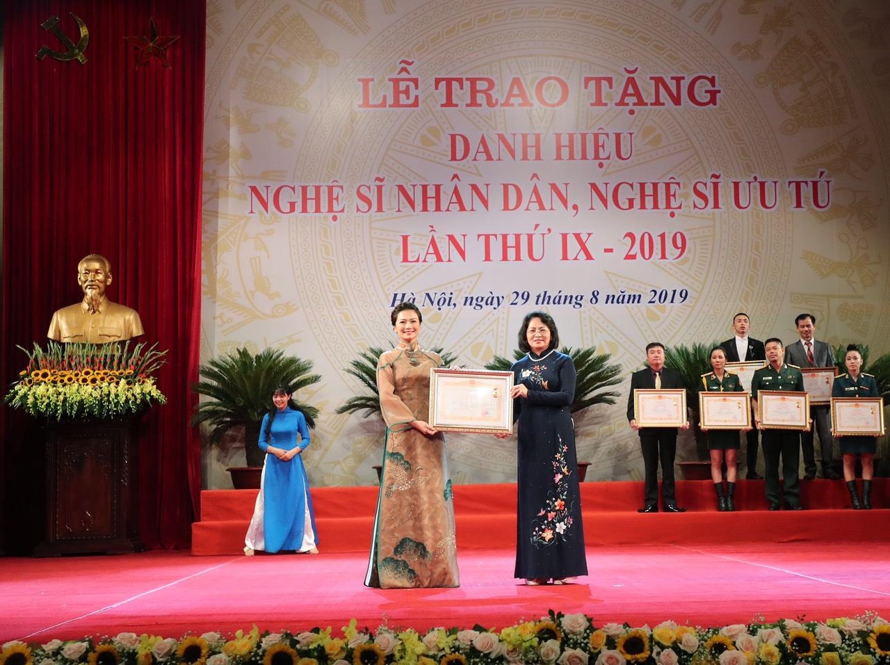 Kieu Anh nhan danh hieu NSUT anh 1