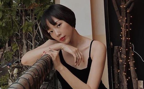 Toc Tien duoc khen trong nhu bup be voi kieu toc mai thua, nhuom den hinh anh