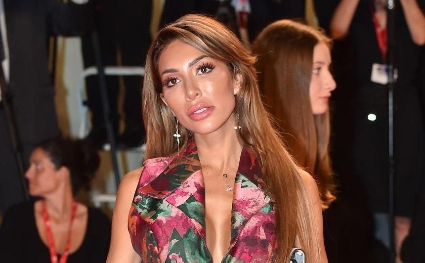 Sao nu dien mot khong noi y, ho henh tren tham do hinh anh