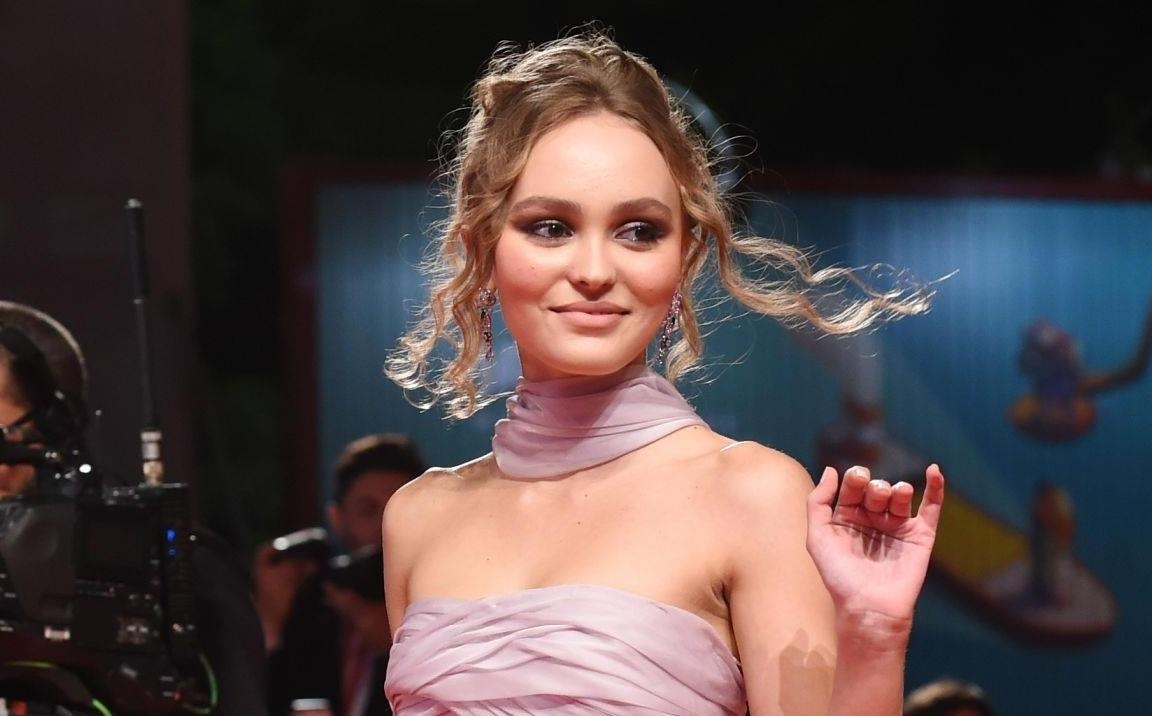 Con gai Johnny Depp dien dam cup nguc, toa sang tai LHP Venice hinh anh