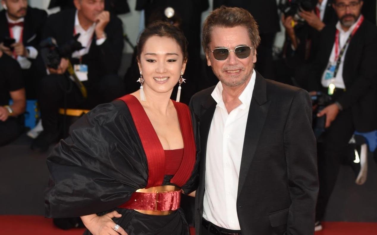 Vo chong Cung Loi duoc san don tren tham do LHP Venice 2019 hinh anh