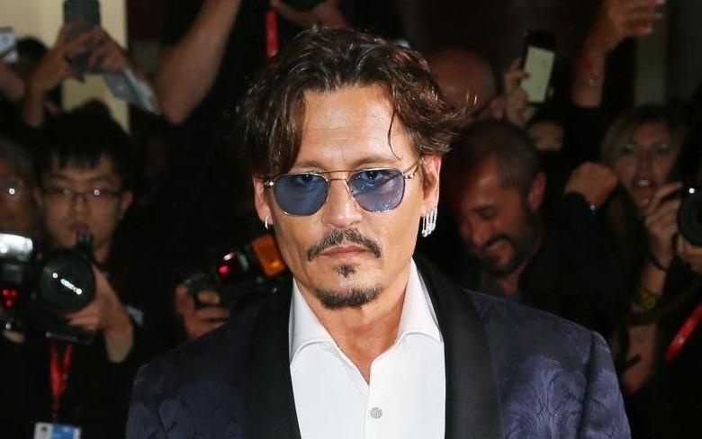 Johnny Depp banh bao, sao nam mac vay dai quet dat tren tham do hinh anh