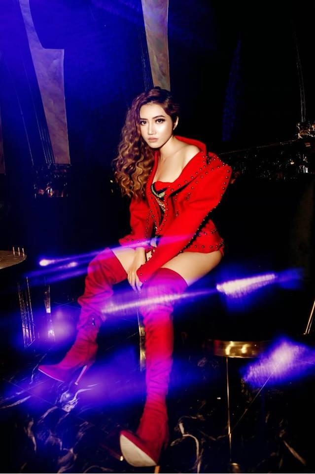 Angela Phuong Trinh dien quan bar anh 2