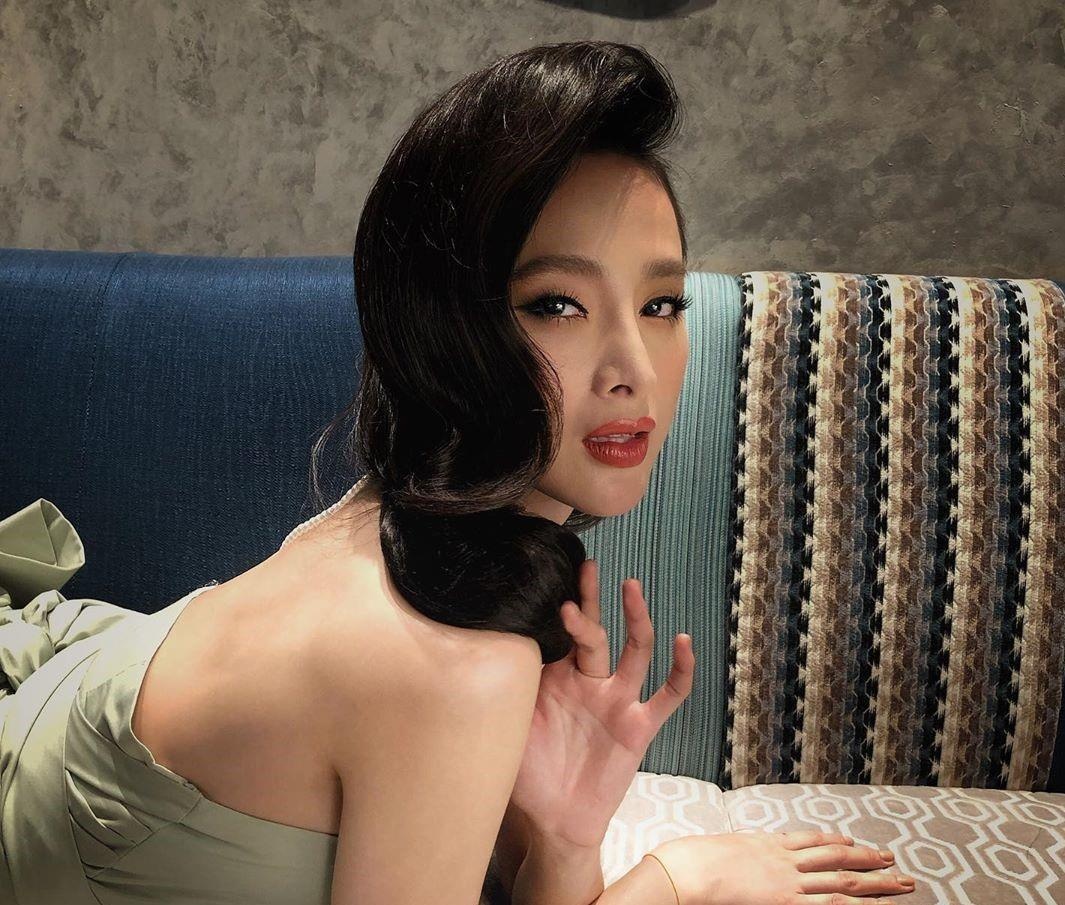 Angela Phuong Trinh dien quan bar anh 4