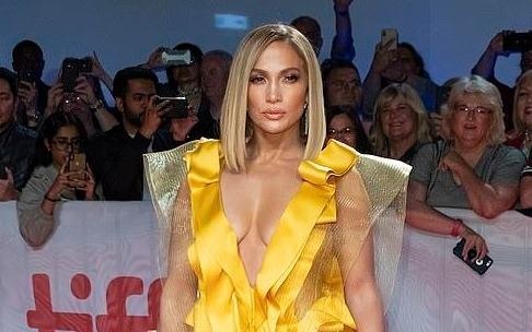 Jennifer Lopez bi phan doi tren tham do vi qua khu mac ao long thu hinh anh