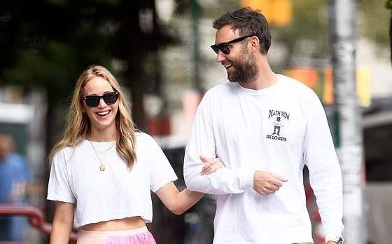 Jennifer Lawrence quan quyt ben ban trai tren pho hinh anh