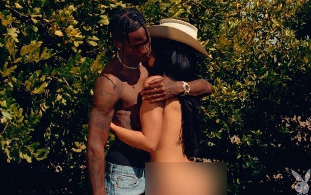 Kylie Jenner dang anh khoa than, om hon ban trai hinh anh