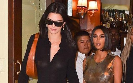 Kendall Jenner sexy lan at chi gai Kim Kardashian khi xuong pho hinh anh
