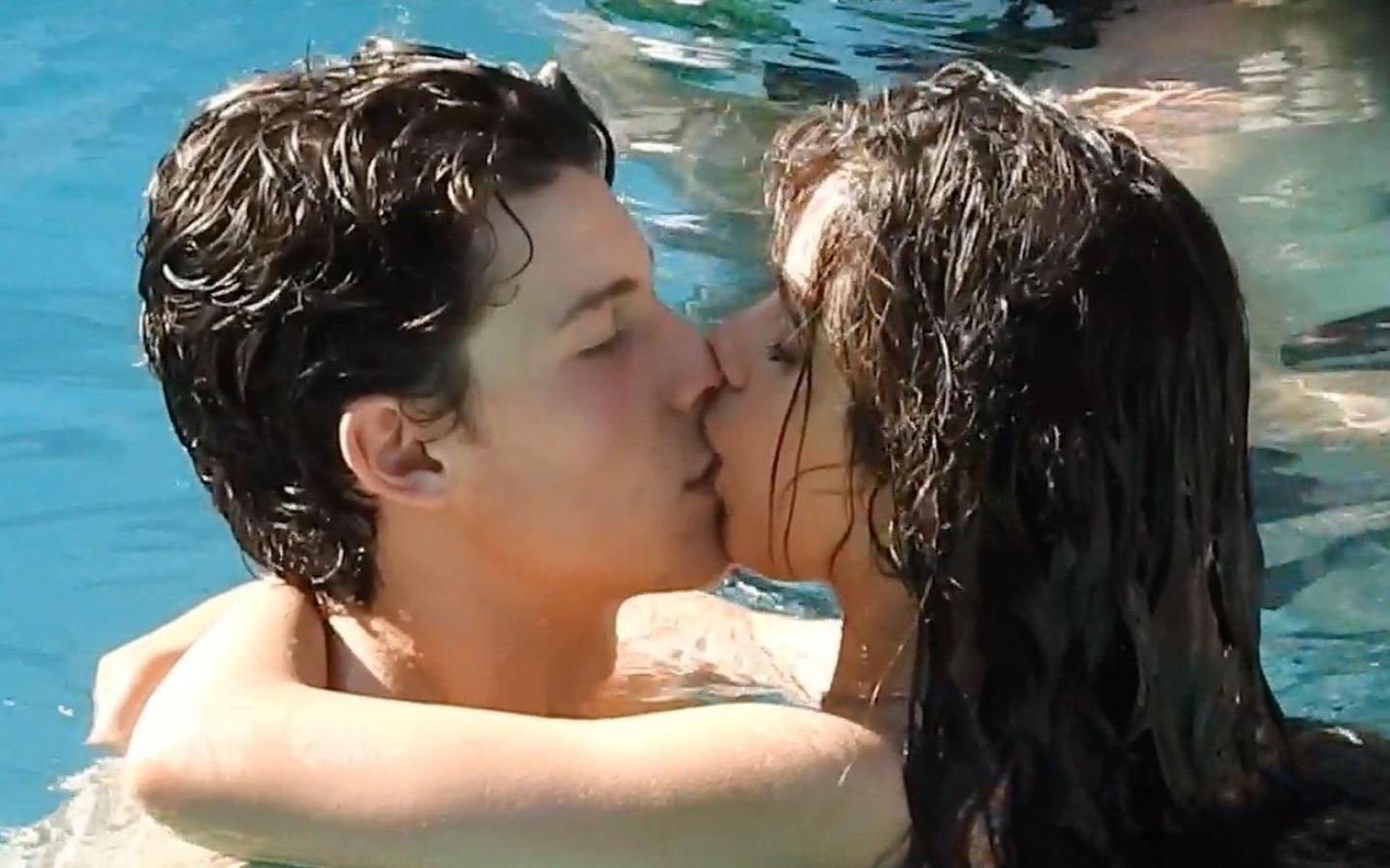 Clip khoa moi phan cam cua Shawn Mendes va Camila Cabello hinh anh