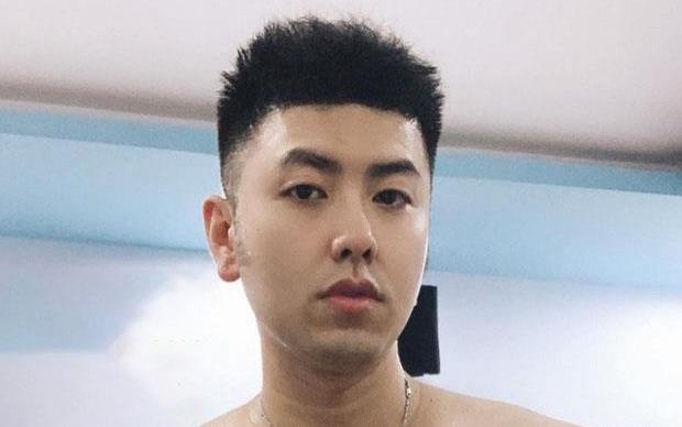 Akira Phan dang anh khoe body day vet dao keo hau phau thuat tham my hinh anh