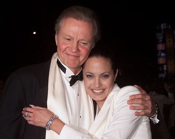 Angelina Jolie mau thuan voi gia dinh anh 2