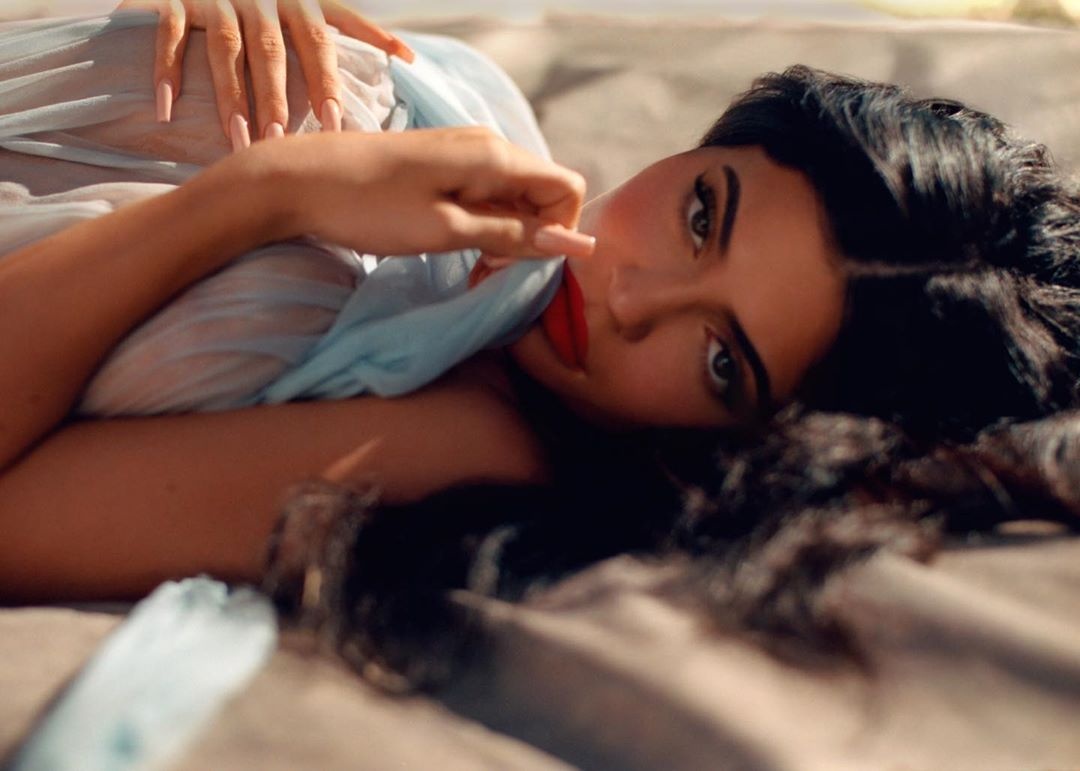 Kylie Jenner khoe than anh 2