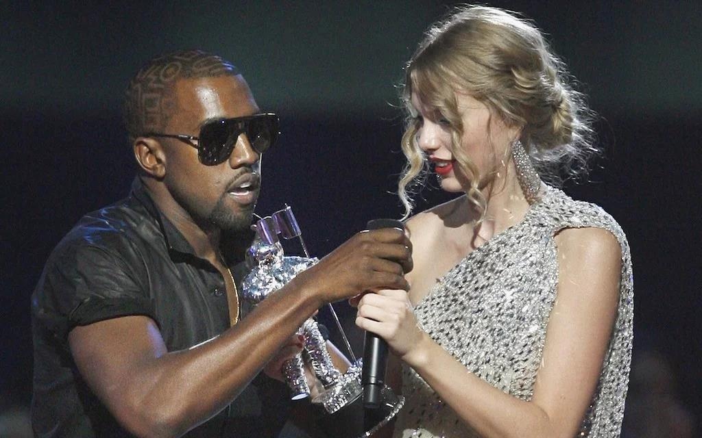 Kanye West giat micro tren tay Taylor Swift tai VMAs 2009 hinh anh