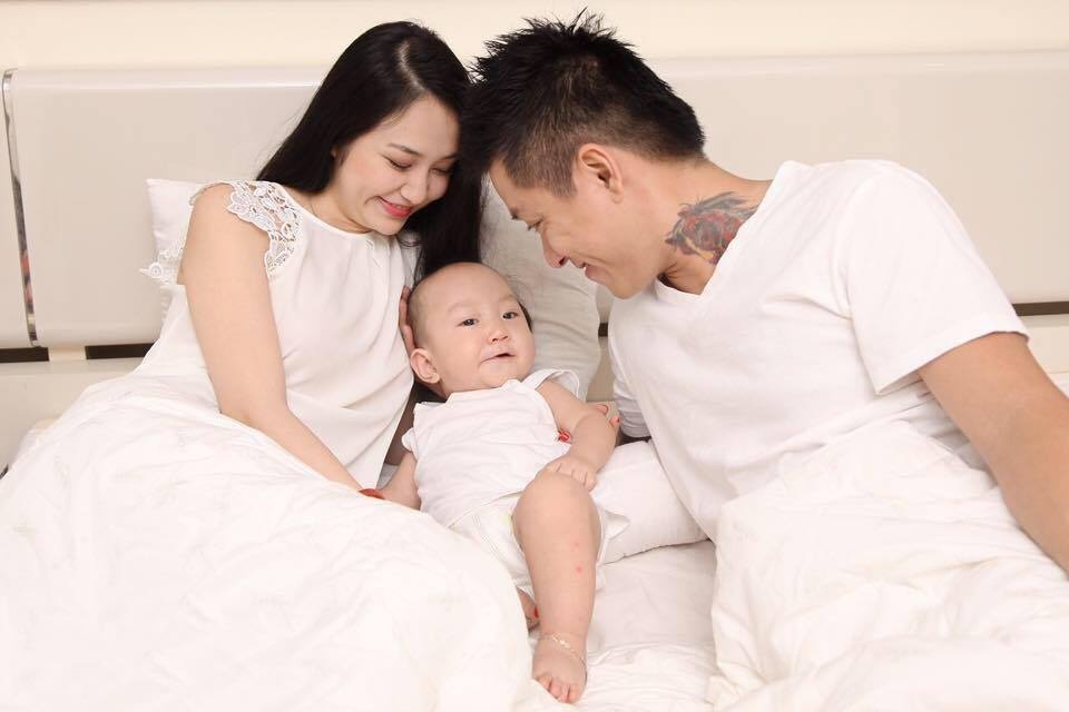 ca si Tuan Hung ben vo con anh 8