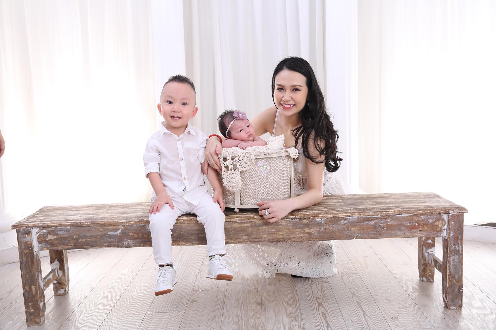 ca si Tuan Hung ben vo con anh 7