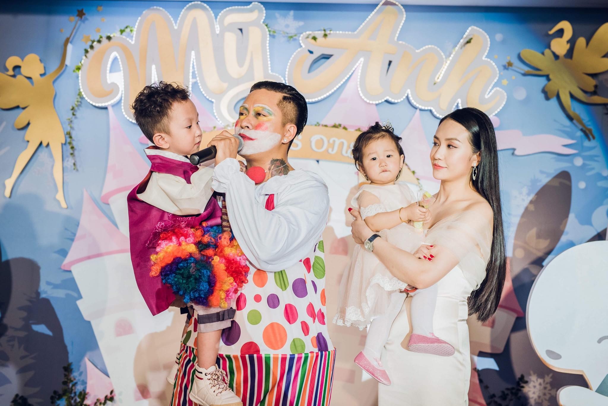 ca si Tuan Hung ben vo con anh 3