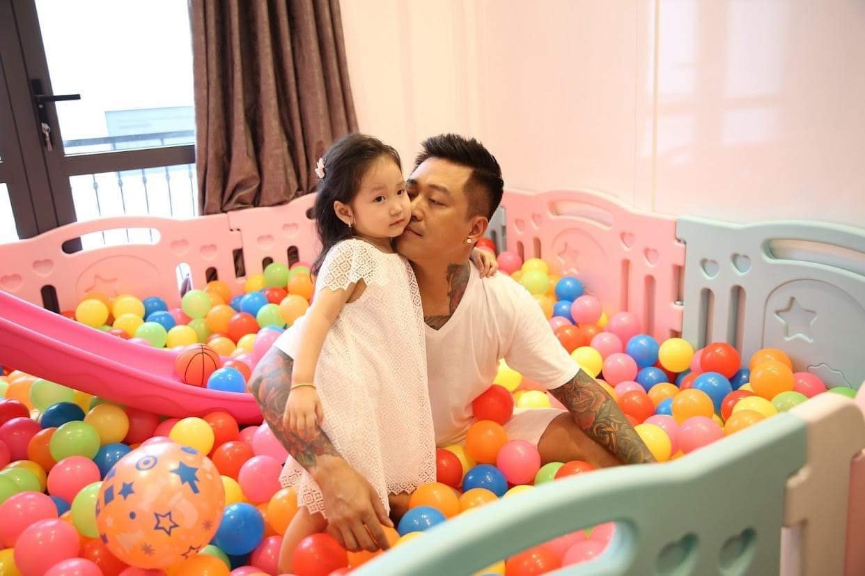 ca si Tuan Hung ben vo con anh 2