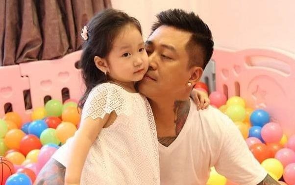 Nhung khoanh khac hanh phuc doi thuong cua Tuan Hung ben 3 con hinh anh