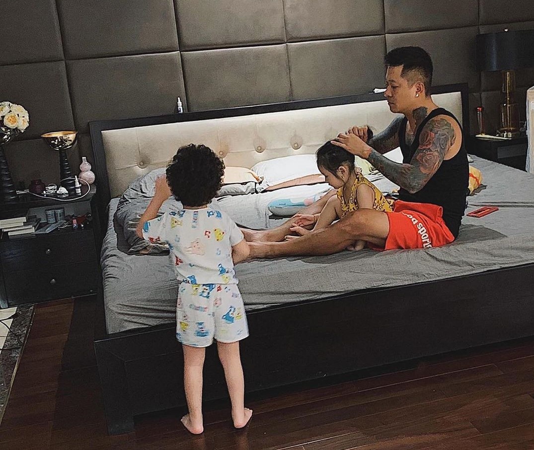 ca si Tuan Hung ben vo con anh 4