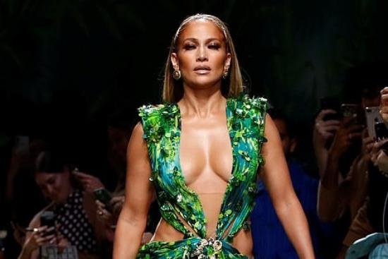 Jennifer Lopez mac vay xe sau toi bung tren san khau hinh anh