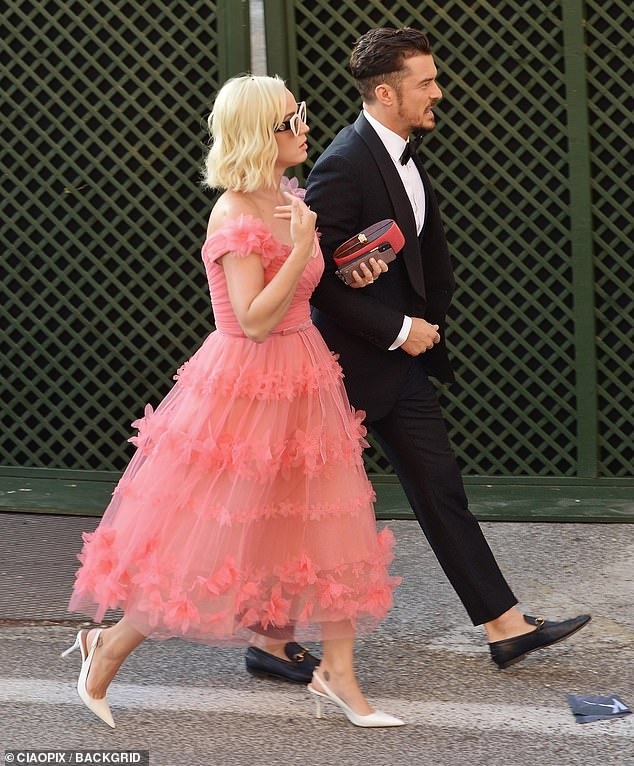 Ivanka Trump mac dam ho nguc anh 8