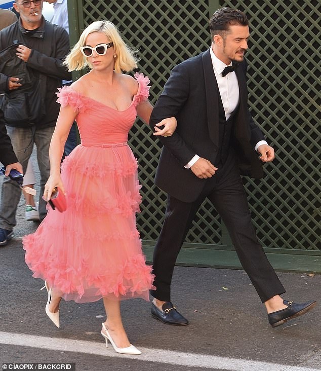 Ivanka Trump mac dam ho nguc anh 9