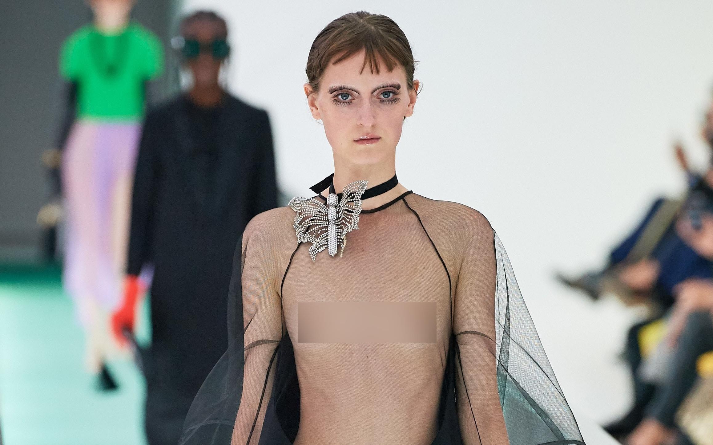 Show thoi trang gay chu y voi dan mau nu lo toan bo vong mot hinh anh