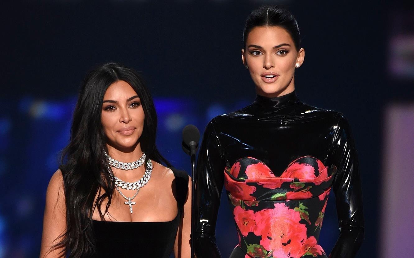Chi em Kim Kardashian tro thanh tro cuoi cho khach moi o Emmy hinh anh