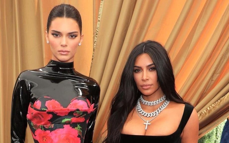 Kim Kardashian mac sexy, bieu cam lanh lung ben Kendall Jenner hinh anh