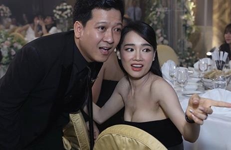 Nha Phuong dap hop qua, duoc Truong Giang tang dep to ong hinh anh