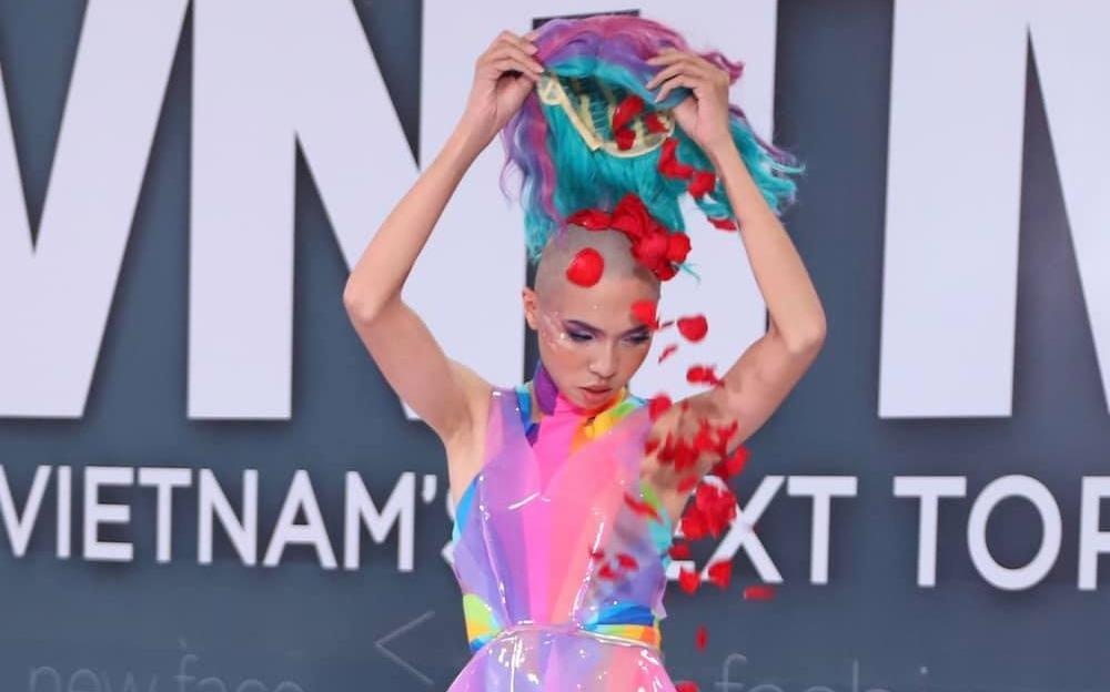 Nam thi sinh mac vay, rai hoa trong vong thi do boi o Next Top Model hinh anh