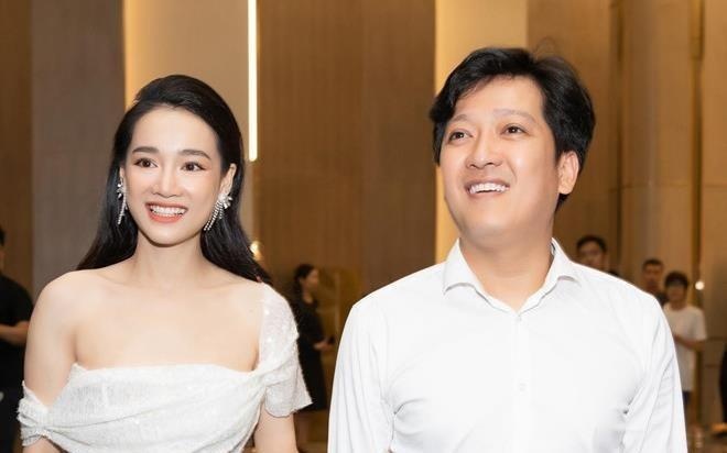 Nha Phuong dap hop qua Truong Giang tang hinh anh