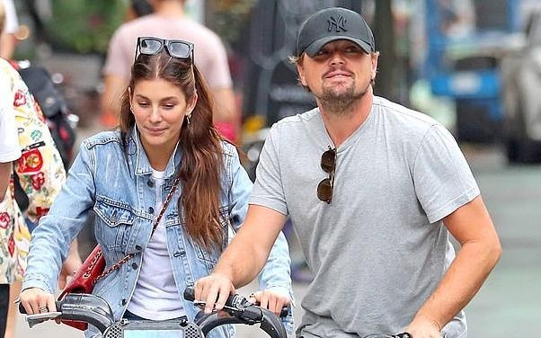 Leonardo DiCaprio va ban gai kem 23 tuoi dap xe tren pho hinh anh