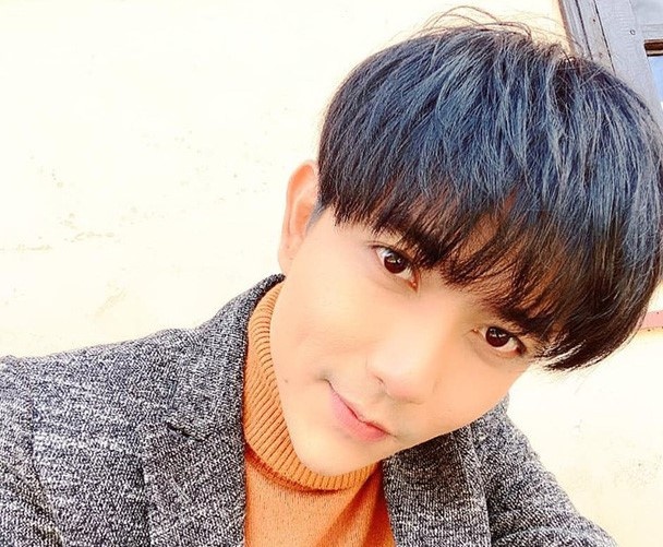 Jun Vu khoe nguc voi vay hai day anh 17