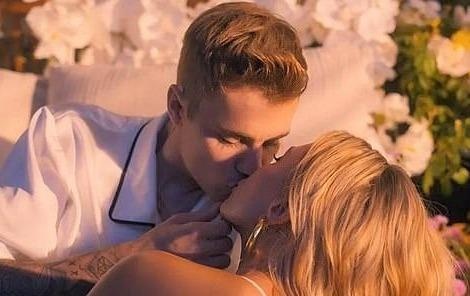 Justin Bieber om hon vo moi cuoi trong MV '10.000 Hours' hinh anh