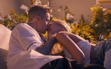 Justin Bieber lien tuc hon vo Hailey trong MV moi hinh anh
