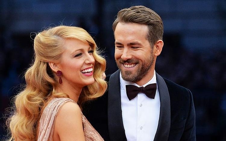 Vo chong tai tu 'Deadpool' chao don con thu 3 hinh anh