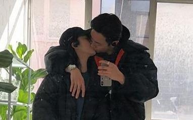 Rocker Nguyen tiep tuc dang video khoa moi ban gai hinh anh