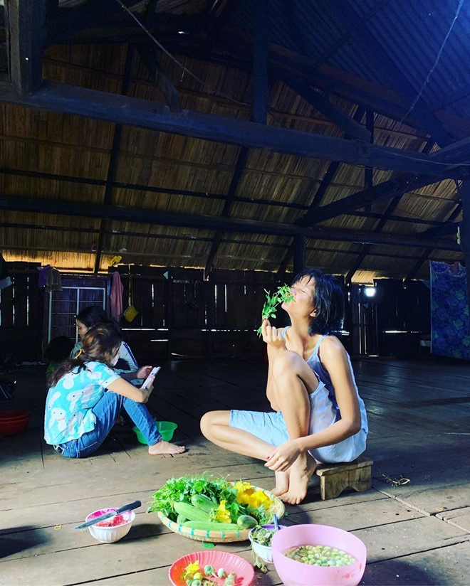 Ky Duyen coi ao khoe noi y anh 2