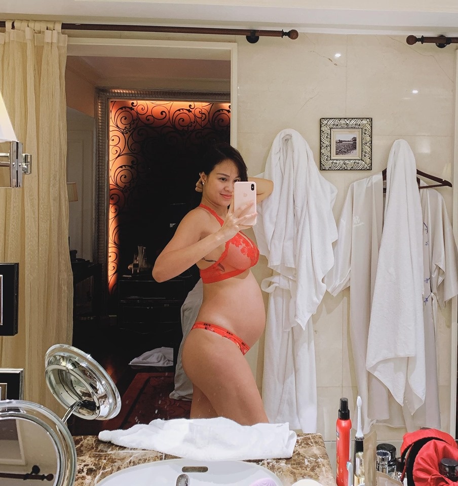 Ky Duyen coi ao khoe noi y anh 10