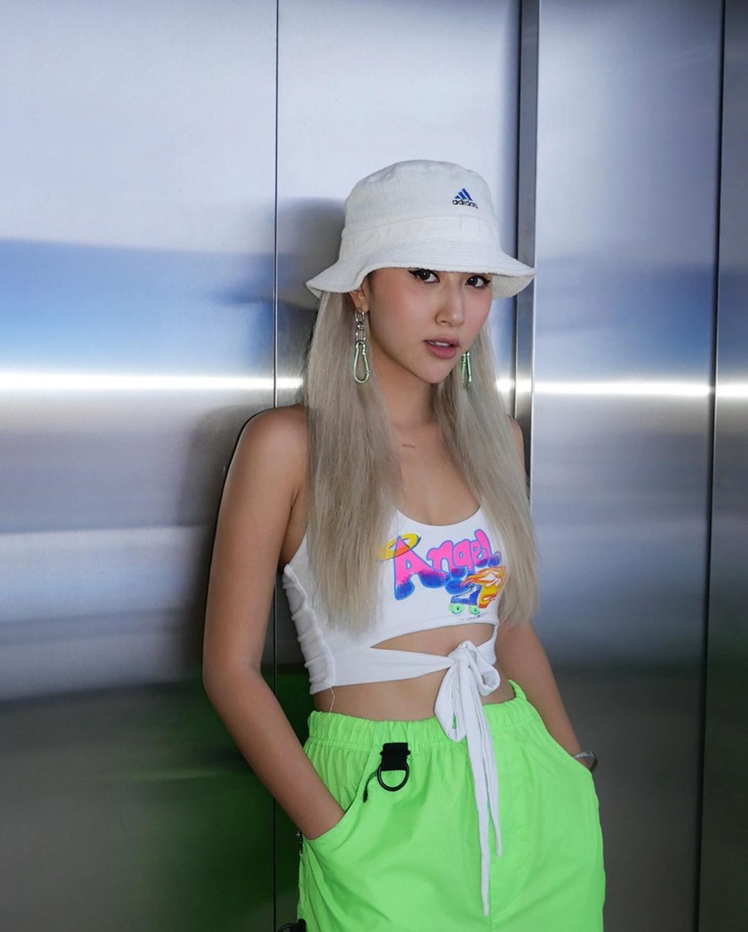 Ky Duyen coi ao khoe noi y anh 20