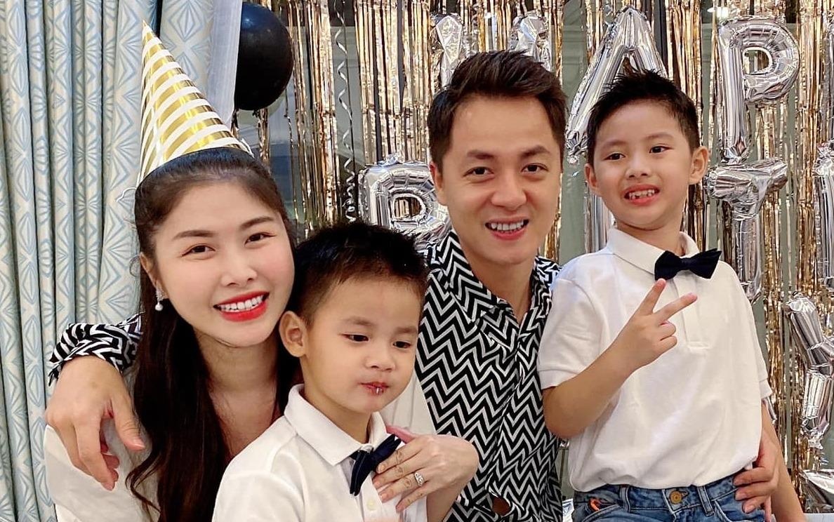 Vo chong Dang Khoi mung sinh nhat con trai 4 tuoi hinh anh