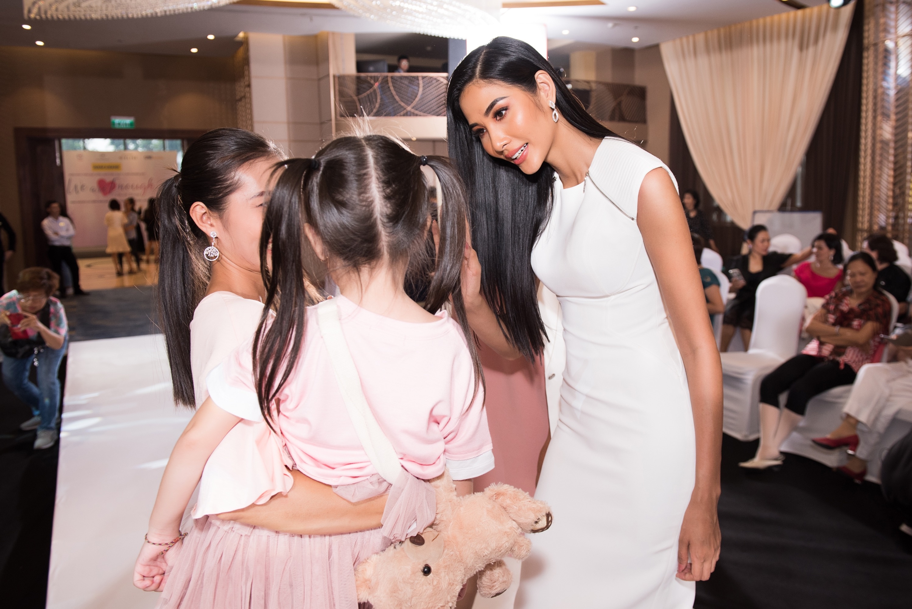 A hau Hoang Thuy anh 2