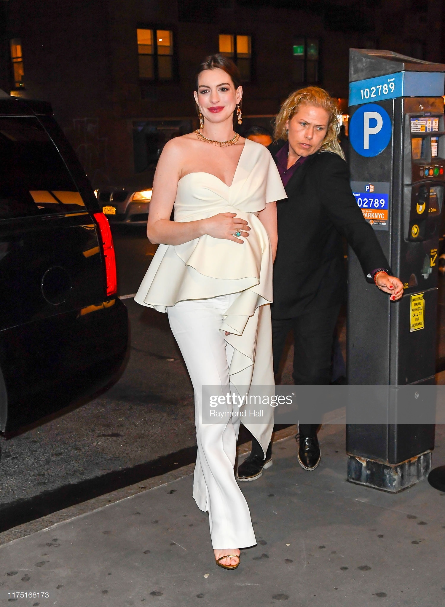 Anne Hathaway co bau lan hai anh 4