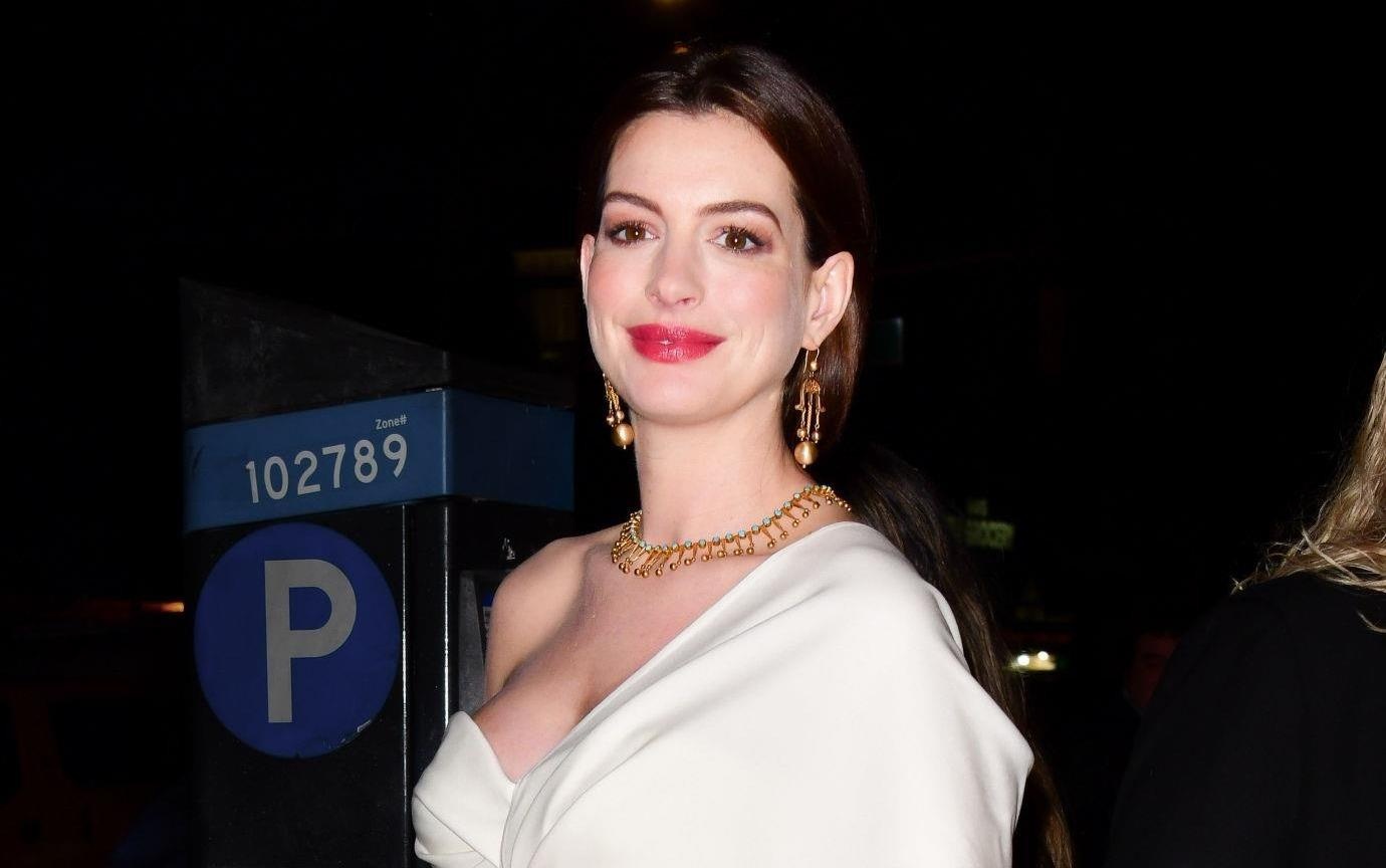 Anne Hathaway duoc khen goi cam khi mang bau hinh anh