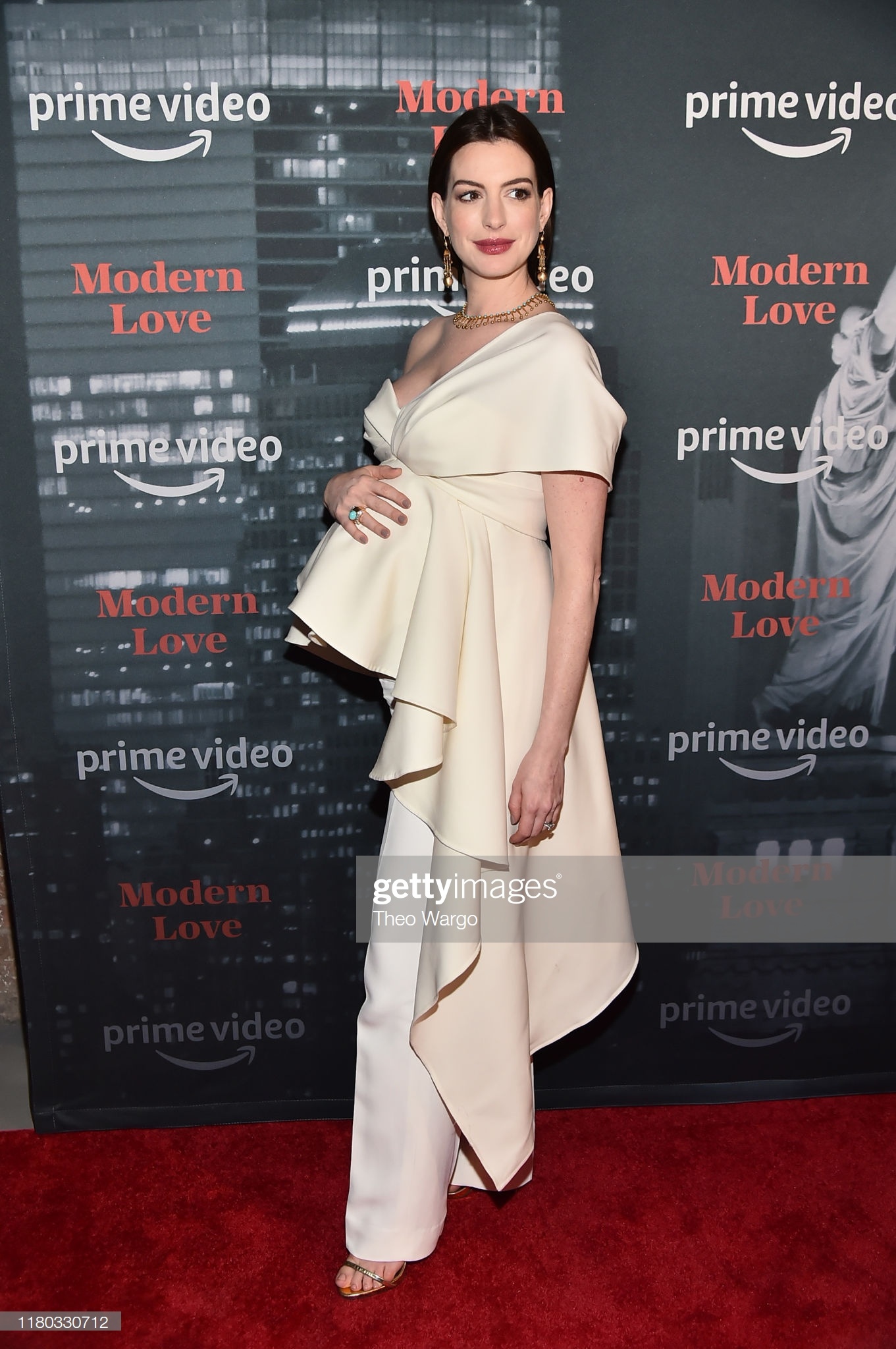 Anne Hathaway co bau lan hai anh 1