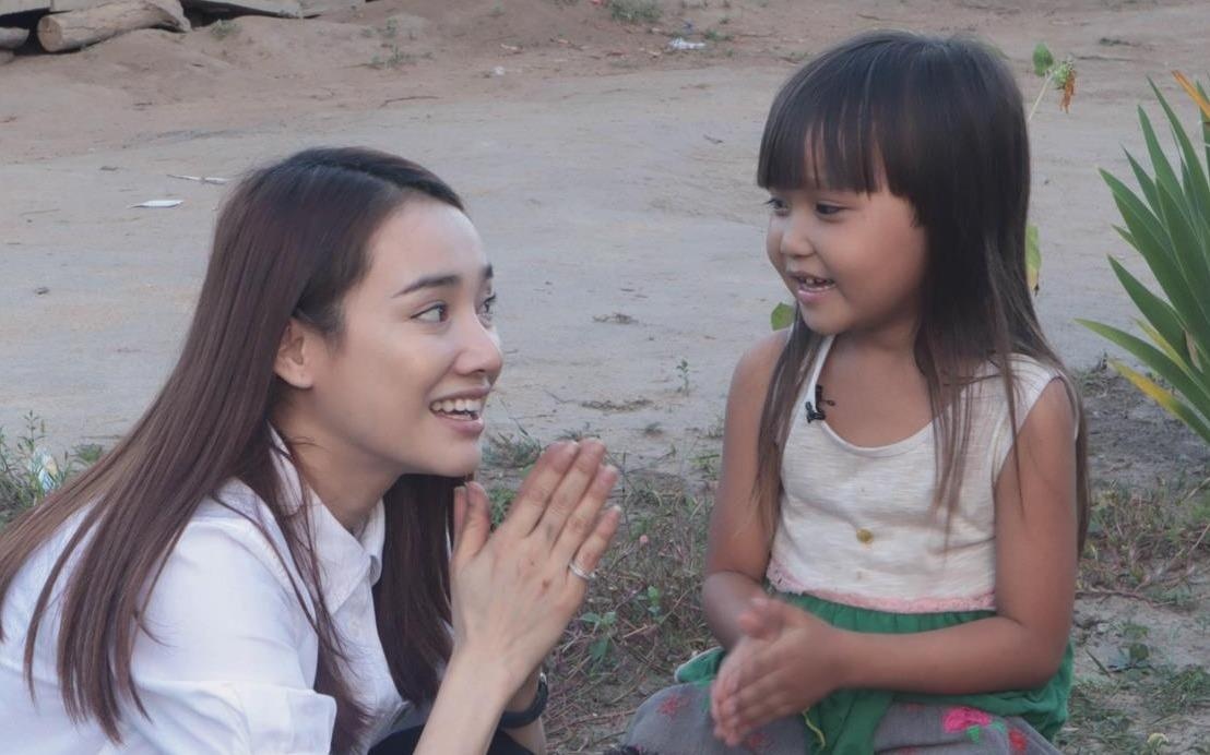 Nha Phuong choi dua voi tre em ngheo o Tay Nguyen hinh anh